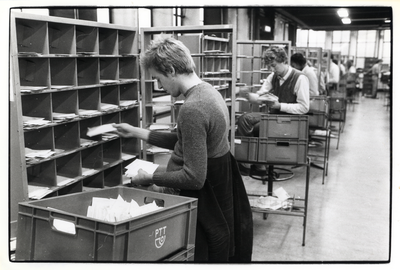 404421 Afbeelding van het sorteren van de kerst- en nieuwjaarspost in het Districts- en Stationspostkantoor (Laan van ...